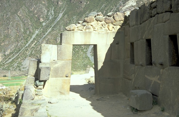 Als letztem Ausgrabungsort auf unserer archologischen Reise fahren wir dann noch ein Stck des Wegs den Urubamba fluabwrts nach Ollantaytambo